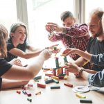 © Spezieller Spieleabend für Familien - Freepik
