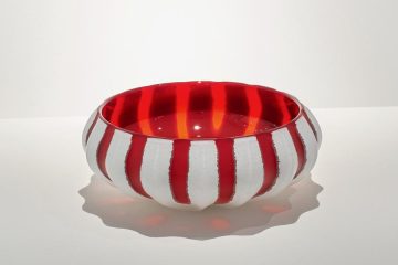 © Ausstellung " Graal", Zeitgenössisches Glas - Sammlung Denise und Marcel Heider._Évian-les-Bains - Damien François, Tomate, 2016, verre soufflé, taillé, photo Yann Savalle