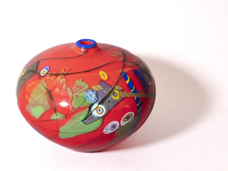 © Ausstellung " Graal", Zeitgenössisches Glas - Sammlung Denise und Marcel Heider._Évian-les-Bains - Jan Erik Ritzmann, Vase, verre soufflé multicouche et inclusions intercalaires, photo Cyril Bouchet