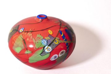 © Ausstellung " Graal", Zeitgenössisches Glas - Sammlung Denise und Marcel Heider._Évian-les-Bains - Jan Erik Ritzmann, Vase, verre soufflé multicouche et inclusions intercalaires, photo Cyril Bouchet