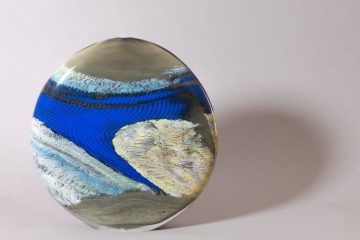 © Ausstellung " Graal", Zeitgenössisches Glas - Sammlung Denise und Marcel Heider._Évian-les-Bains - Alain et Marisa Bégou, Vase, sans date, verre soufflé multicouche et inclusions d’émaux, photo Cyril Bouchet