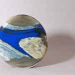 © Ausstellung " Graal", Zeitgenössisches Glas - Sammlung Denise und Marcel Heider._Évian-les-Bains - Alain et Marisa Bégou, Vase, sans date, verre soufflé multicouche et inclusions d’émaux, photo Cyril Bouchet