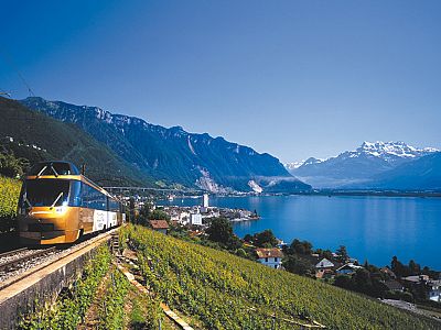 Ungewöhnliche Eisenbahnlinie für Touristen in den Schweizer Alpen mit Sitz in Montreux.