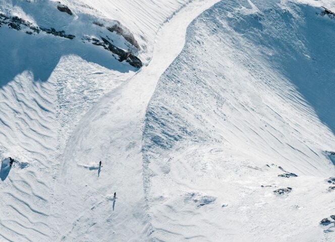 Genfersee La piste de ski de descente Red Run, 8 km de long et 1300 m de dénivelé, plus longue piste des Alpes vaudoises.