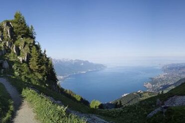 Panoramablick von einem Wanderweg in Höhenlage rund um den Genfer See.