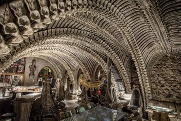 Entdecken Sie die HR Giger Bar in Gruyères, einen ungewöhnlichen Ort, der der Welt von Alien gewidmet ist.