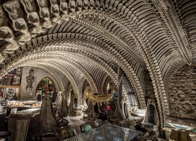 Entdecken Sie die HR Giger Bar in Gruyères, einen ungewöhnlichen Ort, der der Welt von Alien gewidmet ist.