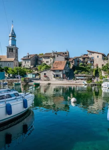 Le port de plaisance d'Yvoire sur le lac Léman est un endroit idéal pour les bateaux 