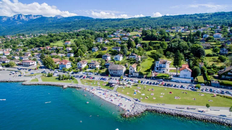 Récemment réaménagé, le site de Grande Rive à Evian-les-Bains offre une balade agréable le long des rives du lac et des plages de galets pour se baigner.