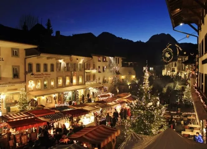 Weihnachtsmärkte in Gruyères in der Schweiz, einer der schönsten Märkte des Landes in einer historischen und bezaubernden Umgebung.