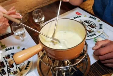 La fondue suisse moitié-moitié composée de vacherin fribourgeois et de gruyère.